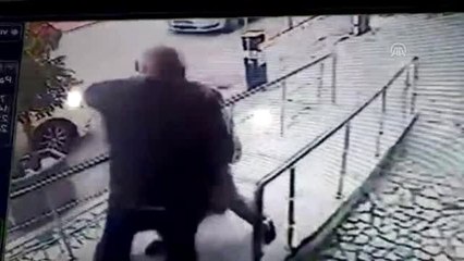 Rapor Almaya Geldiği Sağlık Merkezinde İki Doktoru Darbetti