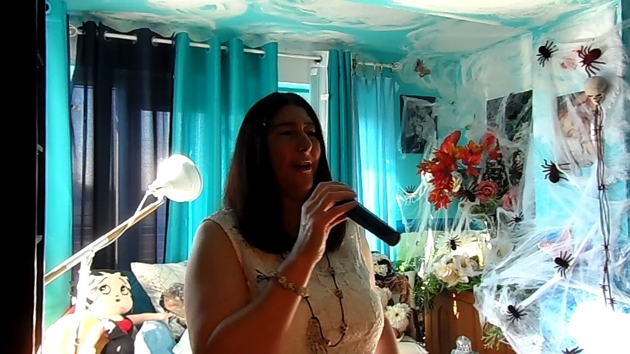 hélene rolles dans les yeux d 'une fille.