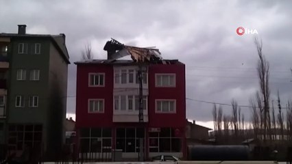 Sivas’ta şiddetli rüzgar çatı uçurdu