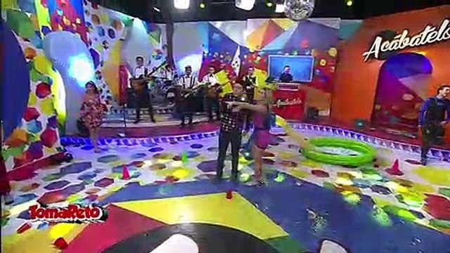 Conductoras de MULTIMEDIOS jugando con minivestido y enseñando los calzones