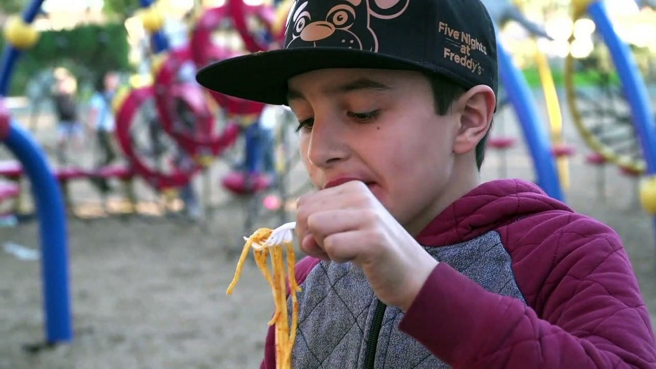 Chef alimenta niños sin techo con pasta