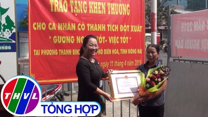 THVL | Tặng bằng khen cho người bán vé số dạo trả lại của rơi