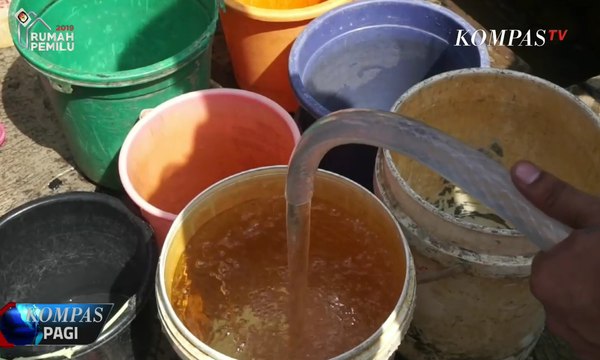 Basarnas Bagikan Air Bersih Bagi Warga Korban Banjir