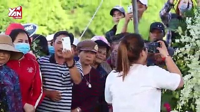 Người dân đứng lên những phần mộ xung quanh, đu lên cây để quay phim, chụp ảnh.