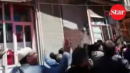 Balkondan düşen çocuğu havada yakaladılar