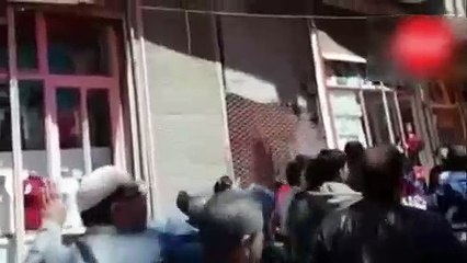 Balkondan düşen çocuğu havada yakaladılar!