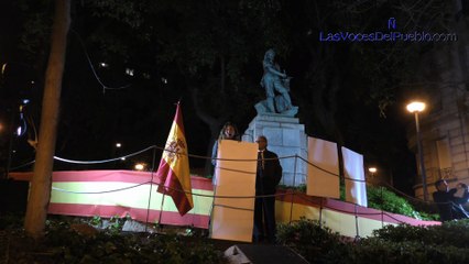 Suenan los tambores «por España» a la pegada de carteles de VOX en Barcelona