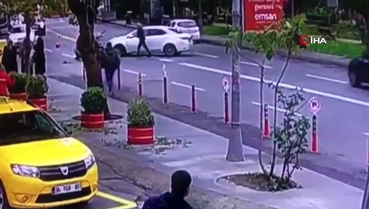 Sarıyer'de araca çarpan motosiklet sürücüsü ölümden döndü...Kaza anı kamerada