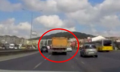 Yolda makas atarak ilerleyen hafriyat kamyonu kamerada