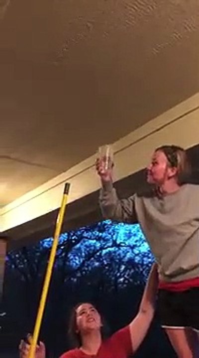 Blague du verre d'eau au plafond