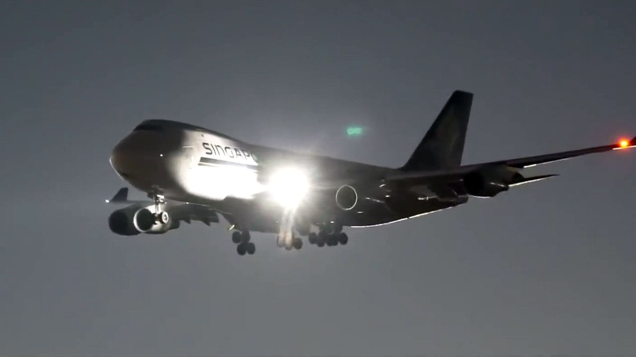 747-800 SINGAPOUR LANDING NIGHT 4K