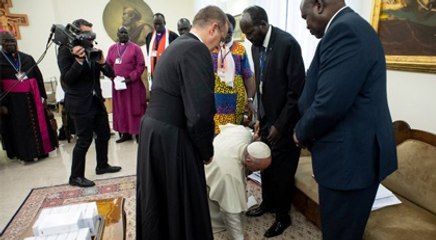 Güney Sudanlı liderlerin ayağını öptü