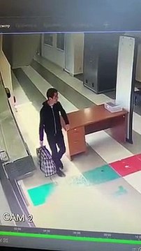 Au lieu de mettre que son sac, cet homme se met lui aussi dans le scanner de bagage à l'aéroport