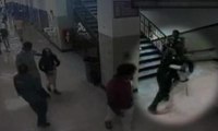 Polisler, kız öğrenciyi merdivenden sürükleyip, darp etti
