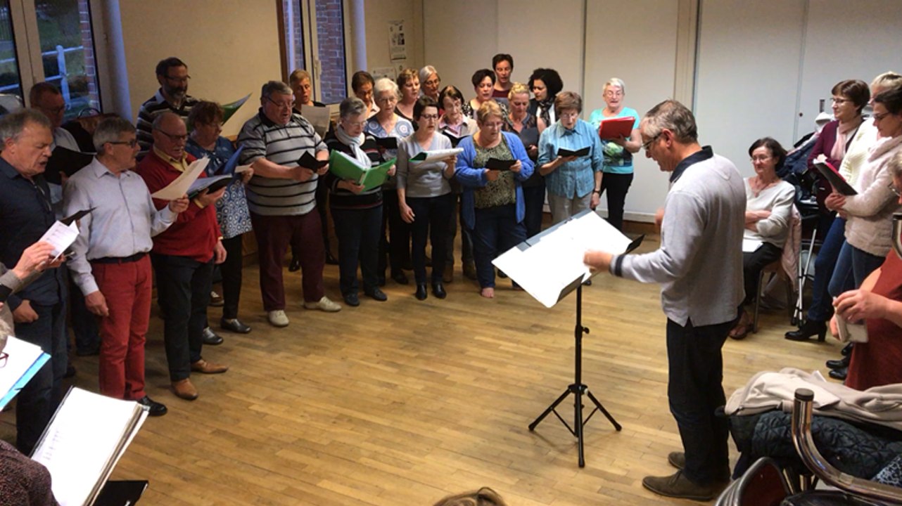 La chorale des Trois-Douets se prépare pour chanter avec les Chœurs de l’Armée rouge