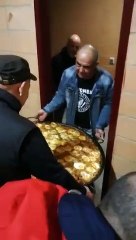 Ils essayent de faire passer un énorme plateau rond depuis une porte rectangulaire