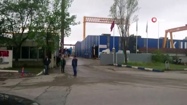 Tuzla Tersaneler bölgesinde havuzda bulunan dev vinç böyle devrildi