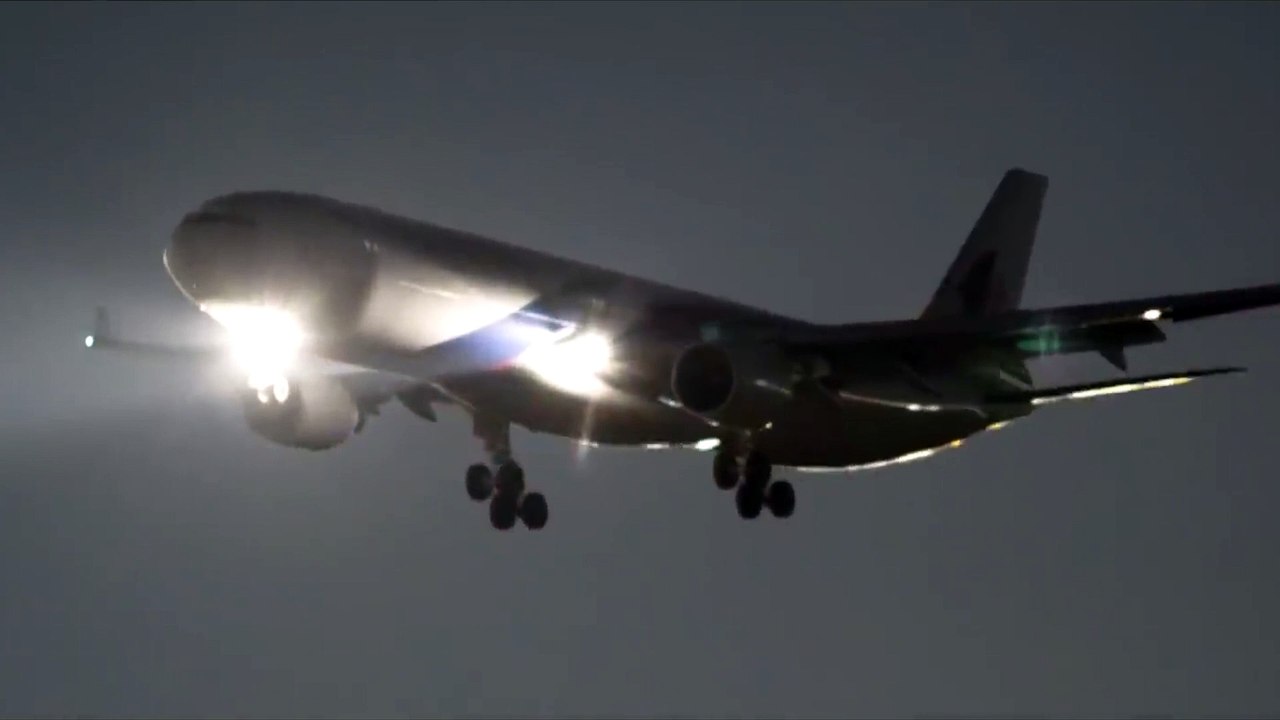 AIRBUS 330 MALAYSIA AIRLINE NIGHT LANDING 4K
