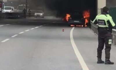 Üsküdar'da hareketli dakikalar:  Otomobil alev alev yandı