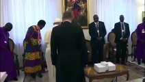 Papa, Vatikan'da kabul ettiği Sudan heyetinin ayaklarını öptü