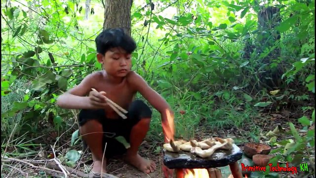 La Technologie Primitive - Manger de délicieux Cuisson aile de poulet sur un rocher