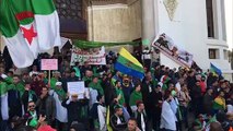 الشرطة الجزائرية تفشل في إبعاد المتظاهرين عن ساحة البريد المركزي في العاصمة