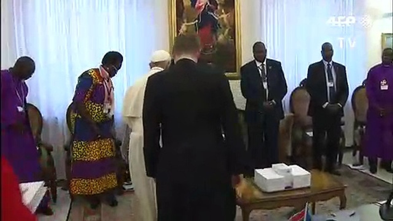 Für den Frieden: Papst küsst Füße