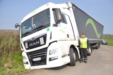 Perrecy-les-Forges : un camionneur voulait livrer Weser et s'est enlisé en pleine campagne