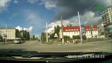 Des passants échappent de peu à la mort à cause d’un chauffard qui grille un feu rouge