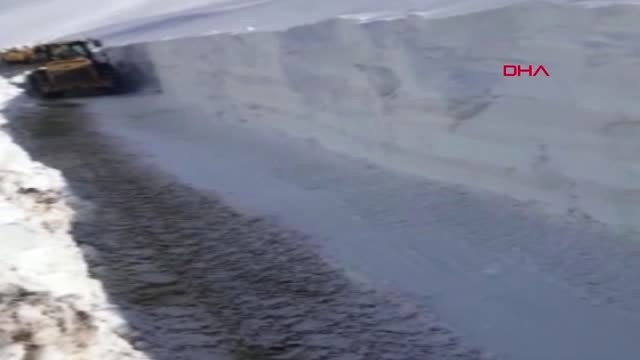 Van Başkale'de, Çığın Kapattığı Yolda Çalışmalar Sürüyor