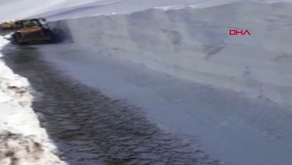 Van Başkale'de, Çığın Kapattığı Yolda Çalışmalar Sürüyor