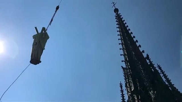 Apóstoles y evangelistas sobrevuelan París