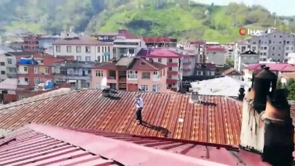 Megafon ile çatıya çıktı, intihar girişiminde bulundu