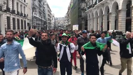 Cezayirliler Geçiş Dönemi Liderlerine Karşı Sokakta