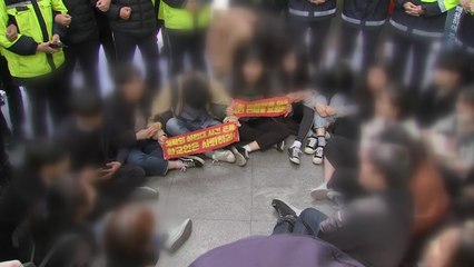 "반민특위 망언" 대학생들, 나경원 의원실 한때 점거 / YTN