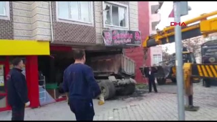 Freni Boşalan Kamyon Kuaföre Daldı, Yaralılar Var - 2