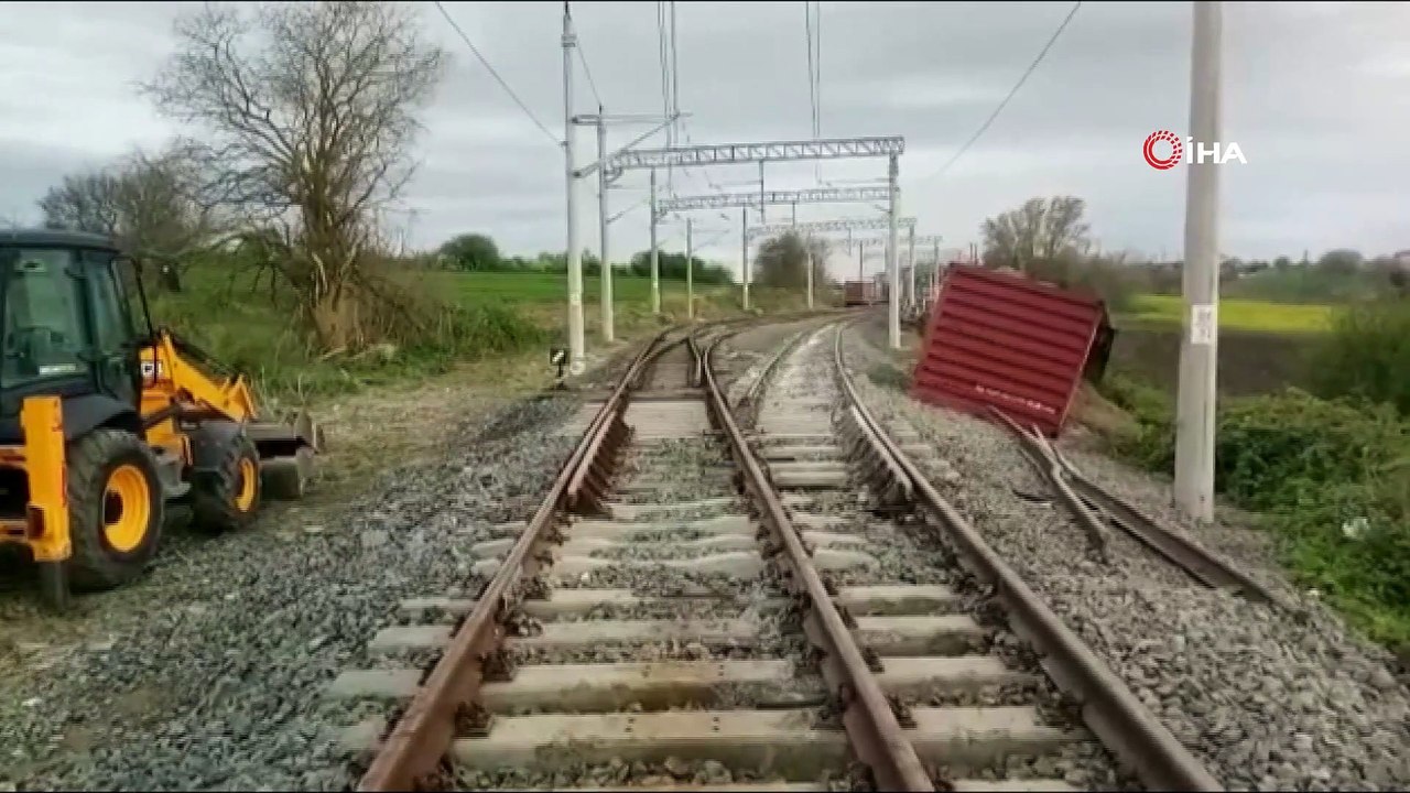 Çerkezköy Silivri arasında seyreden yük treninin dingili kırıldı... Kum yüklü vagon devrildi