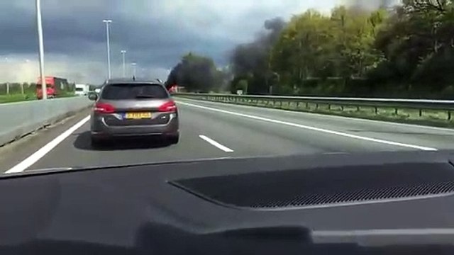 Pasa al lado de coche incendiado cuando explota!