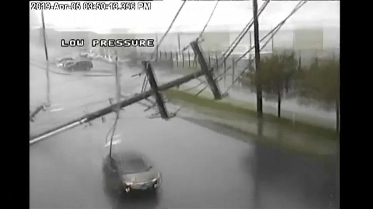 Sturm haut Strommasten um