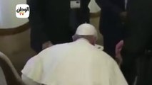بابا الفاتيكان يقبّل أقدام رئيس جنوب السودان والوفد المرافق له