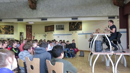 Quand le chanteur d’I Muvrini prône la non-violence à des collégiens à Saint-Jean-de-Soudain