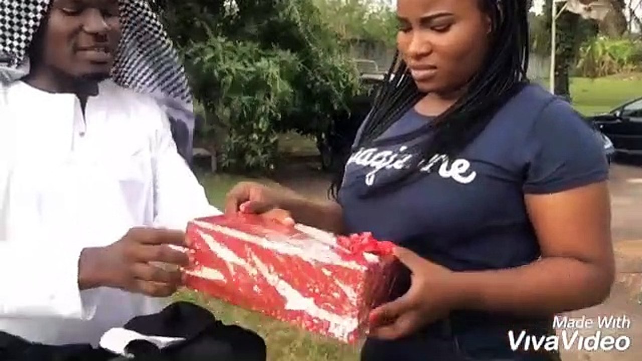 Un cadeau d'anniversaire pas comme les autres. A mourir de rire !