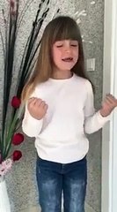 Vogëlushja nga Prekazi me poezi emocionale për rininë që po ikin nga Kosova