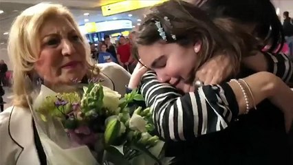 شاهد: بريطانية كانت محتجزة في دبي تلتقي بابنتها بلندن بعد إطلاق سراحها