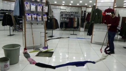 Yüksekova iş yerine su basınca elbiselerle önlem aldı