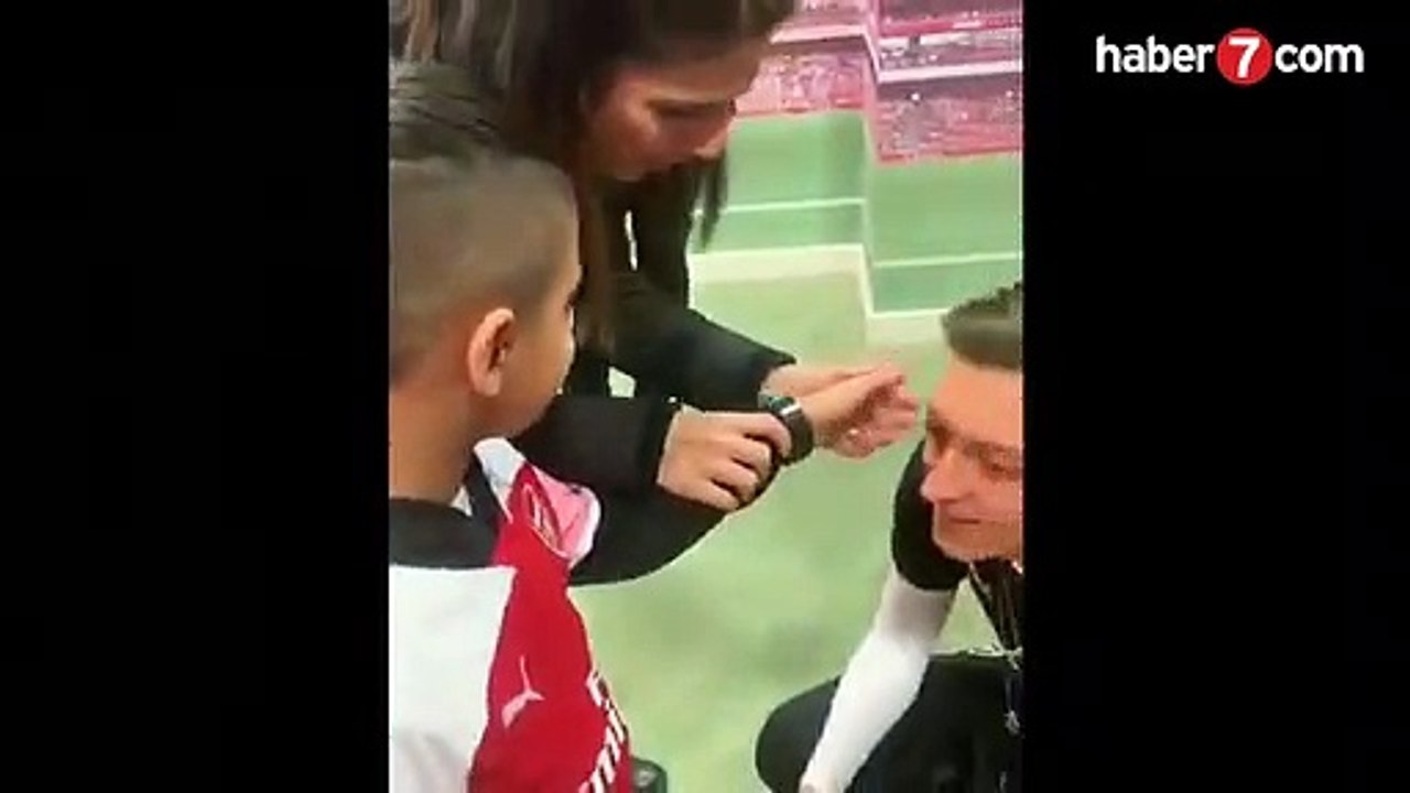 Mesut Özil, genç hayranını sevindirdi - Video 7