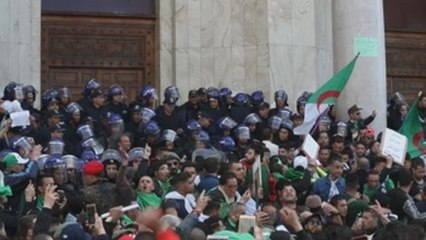 Los argelinos se manifiestan por octavo viernes consecutivo pese la represión