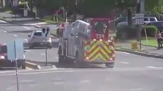 Le virage impressionnant pris par un camion de pompier à 2 chauffeurs