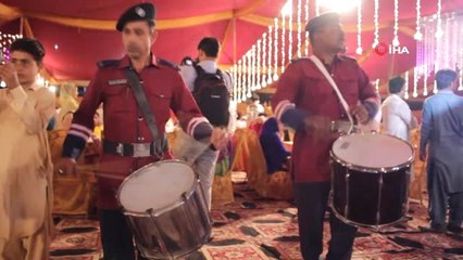 Pakistan'da 100 Çiftin Evlendiği Toplu Düğün Töreninde Renkli Görüntüler Oluştu