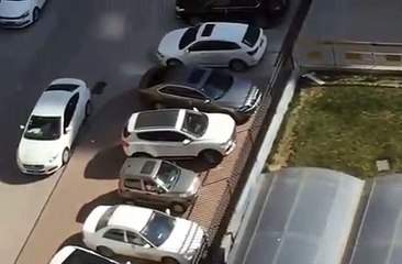 Download Video: Il a pu faire sortir sa voiture garée alors qu'il y avait une autre voiture derrière qui lui bloquait le chemin